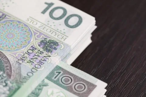 Banknotes evenly distributed on a dark brown desk ready for use. Fotos Stock