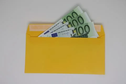 Banknotes in a yellow envelope. open envelope with banknotes on a light backg 스톡 사진