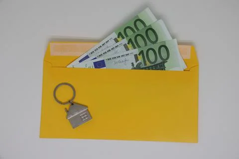 Banknotes in a yellow envelope. open envelope with banknotes on a light backg 스톡 사진