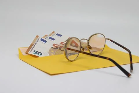 Banknotes in a yellow envelope. open envelope with banknotes on a light backg 스톡 사진