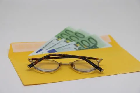 Banknotes in a yellow envelope. open envelope with banknotes on a light backg 스톡 사진