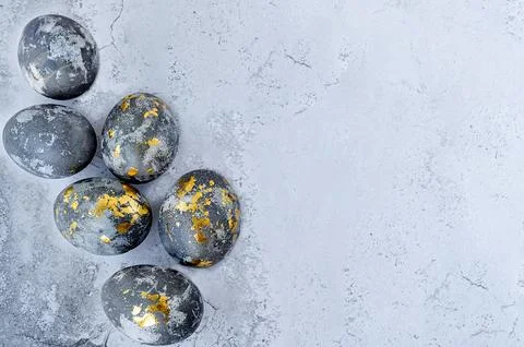 Banner. Easter eggs are gray and gold on a gray marble background. Minimal .. 스톡 사진