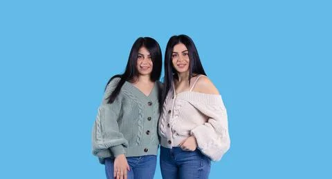 Banner in long format on a blue background with two twin sisters with long bl Stock-Fotos