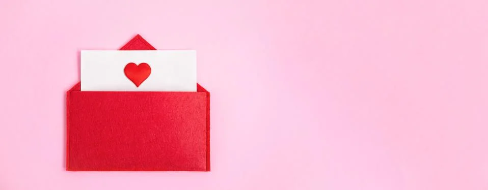 Banner red open envelope with a sheet of paper with a heart on a pink backgro Foto stock