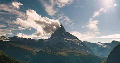 Banner shaped clouds formations around Matterhorn peak Vidéo 158398095