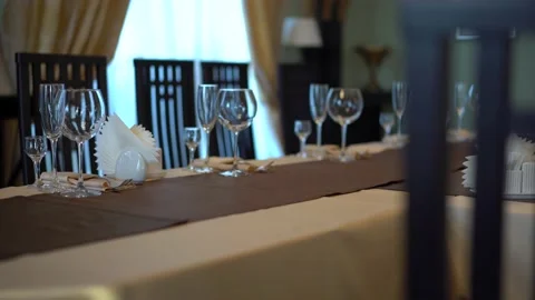 Banquet table setting with wine glasses and vodka glasses. 库存影片 144639404
