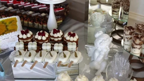 Banquet table, there are various sweet snacks at the celebration. Buffet table Stockbeeldmateriaal 331524220