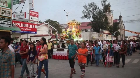 BANTAYAN, PHILIPPINES - JANUARY 5, 2018: Procession of faithful Christians in Stockbeeldmateriaal 87540619