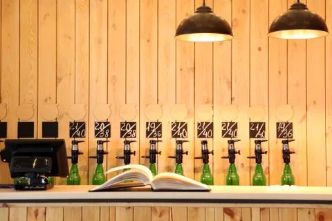 The bar beer spill. Beer Counter. Mass beer on tap. I poured a lot of beer bo 스톡 사진