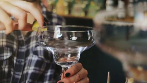 Bar cocktail drinks concept - closeup of glass greasing by lime lemon acid Vidéo 79473513