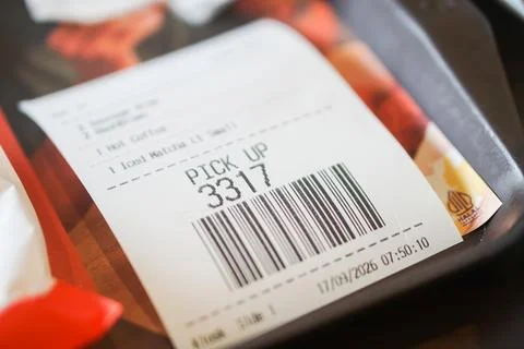 Bar code pickup ticket on takeaway food tray 库存照片