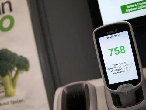 A bar code scanner in a dispenser in an ASDA store in the UK. Foto stock