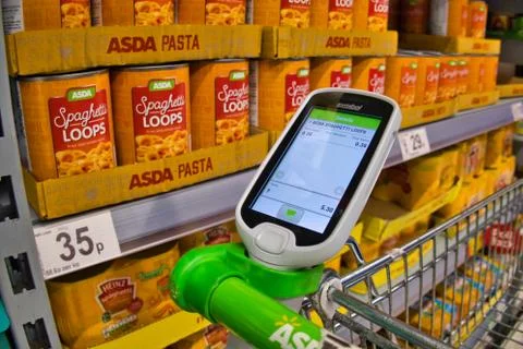 A bar code scanner in a holder on a supermarket trolley in an ASDA store, UK Stock-Fotos
