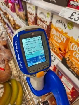 A bar code scanner in a holder on a supermarket trolley in a Tesco store Foto stock