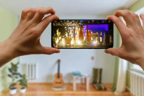 Bar via the internet. Using technologies for online drinking at home with fri Foto stock