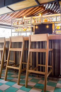 Bar stools or benches, with thick pasta floor, at the back vegetation, bar and Foto stock