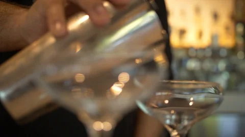 Bar Tender Making a Drink Видео 90011817
