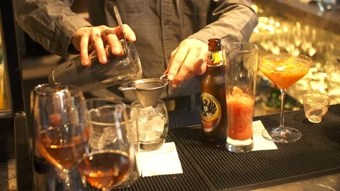 Bar Tender Making Drinks 스톡 동영상 105381184