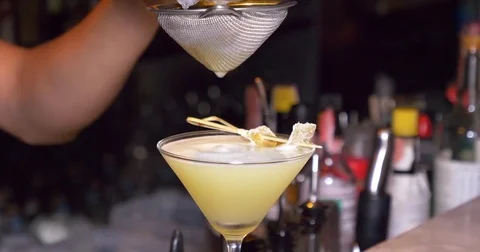 Bar tender making an upscale martini Video stock 82552417