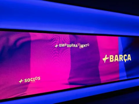 Bara LED display promoting socios and empoderamiento with vibrant blue and .. Stock Photos