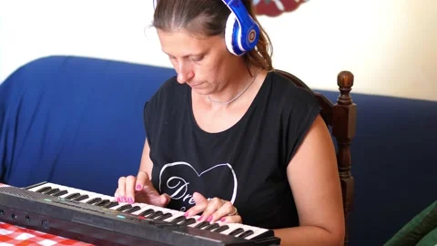 Barbara pianola 動画素材 135918633