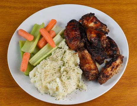 Barbecue chicken wing served with  mashed potatoes Foto stock