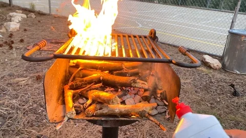 Barbecue flame propagation Vídeos de archivo 126498647