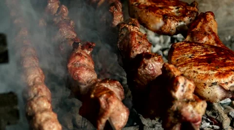 Barbecue with grilled (chicken, veal, pork) meat Vídeos de archivo 59186044