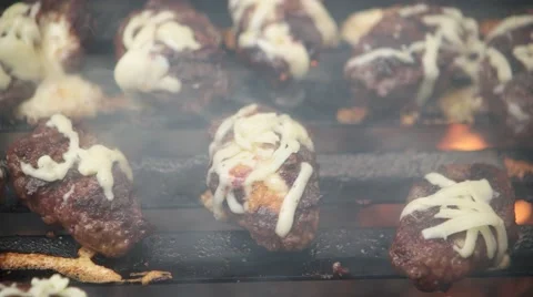 Barbecue grilling meatballs Vídeos de archivo 55768225