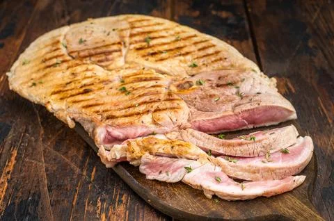 Barbecue pork shoulder joint with bone grilled and sliced on wooden board r.. Stockfoto's