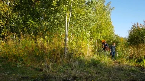 Barbecue weekend of young couple in the forest Video stock 81755948