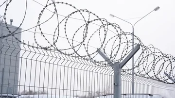 Barbed wire on a fence 스톡 동영상 85705416