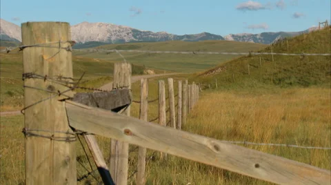 Barbed wire fence with Mountain backdrop Video stock 55961589