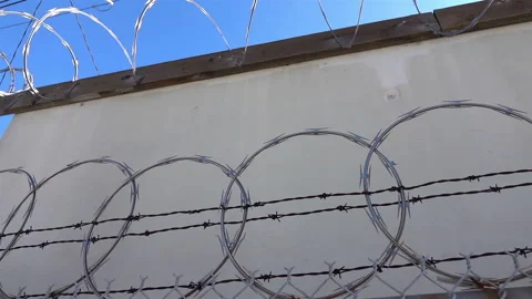 Barbed wire in slow motion Video stock 86950217