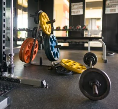 Barbell with different sizes and weights for weight lift training in modern g Foto stock