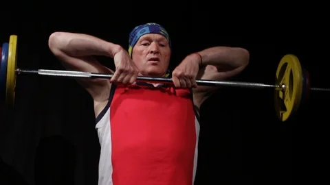 Barbell upright rowing.Man in a red t-shirt performs barbell upright rowing Video stock 125006831
