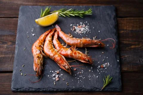 Barbeque grilled prawns with lemon and spices Foto stock