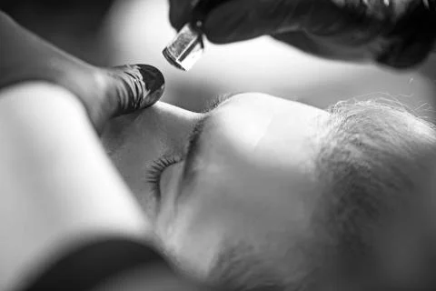 Barber cut eyebrows. close-up. Make eyebrows the right shape. barber haircut. Foto stock