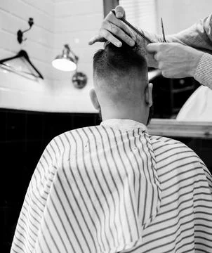 Barber cuts the client's scissors Foto stock