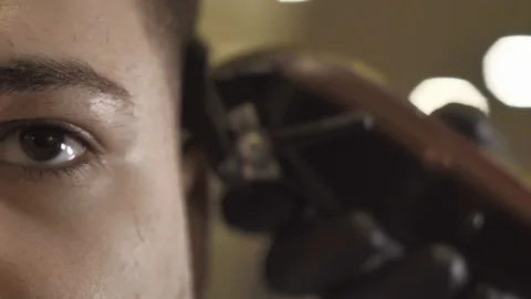 Barber cuts the hair of the client with scissors 動画素材 88716448