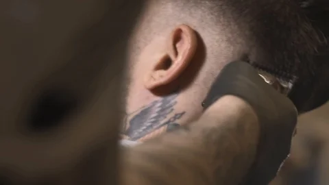 Barber cuts the hair of the client with scissors 動画素材 88716461