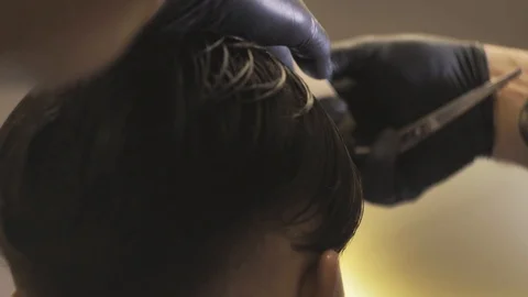 Barber cuts the hair of the client with scissors Видео 88716542