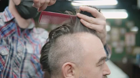 Barber cuts a iroquois for a client with scissors. Stock Footage 144667022