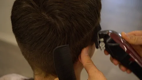 Barber cuts a man 库存影片 117632280