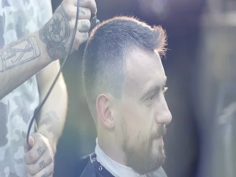 Barber cutting hair using electric trimmer. Stock Footage 80450165