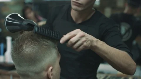 Barber makes the blow-dry. 動画素材 80027212
