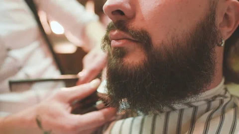 Barber makes the cut or styling of a beard 库存影片 101430267