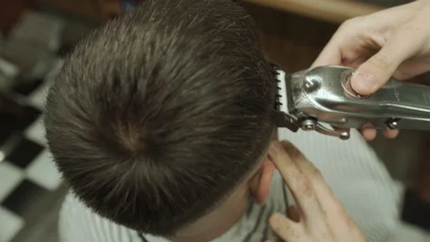 Barber makes hair styling Видео 133187185