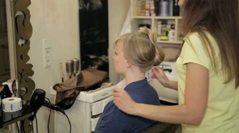 Barber prepares the client to the haircut. Stock Footage 63333247