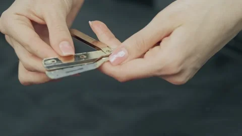 Barber Replacing Razor Blade 库存影片 342519243